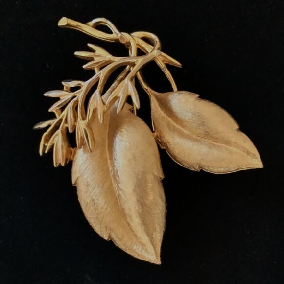 Sarah Coventry Leaf Brooch Branch Pin Sea Whispers Gold Tone Baroque Rococo 60s. - Picture 15 of 16